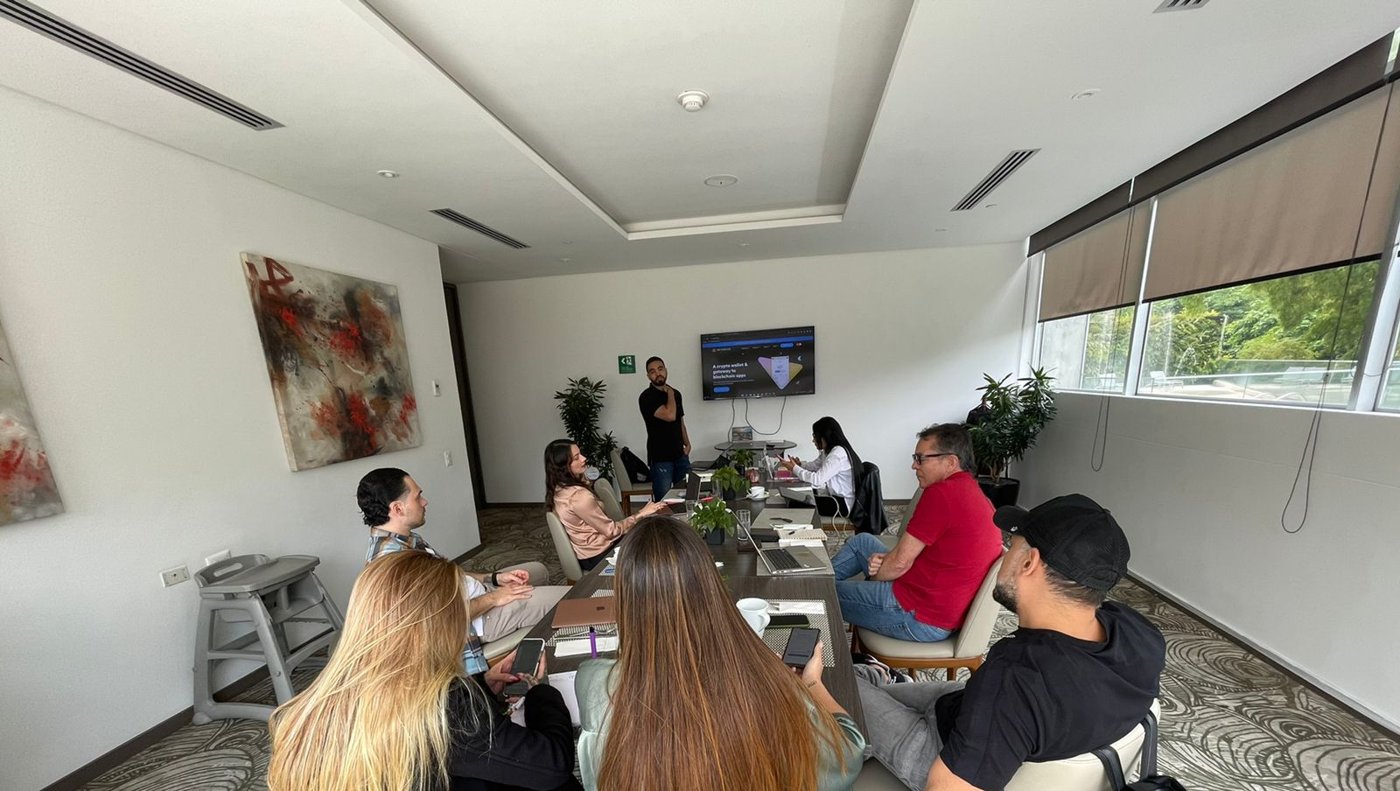 Sesión de trabajo del equipo AXO INC